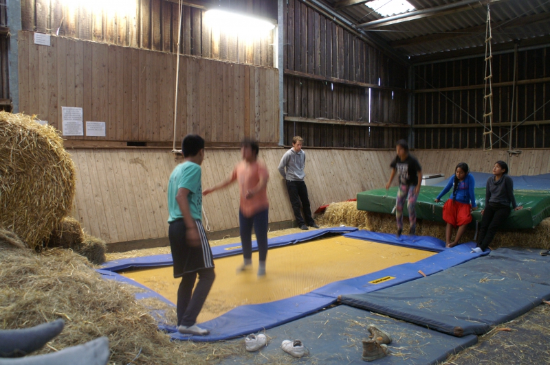 Im Haus wird danach gemeinsam Trampolin gesprungen
