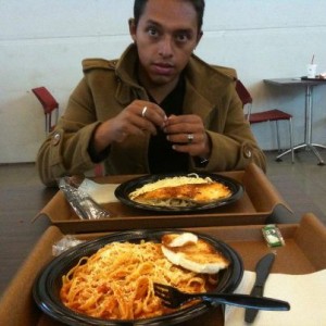 Marcelo hat nach dem langen Warten am Flughafen in Bogotá Hunger